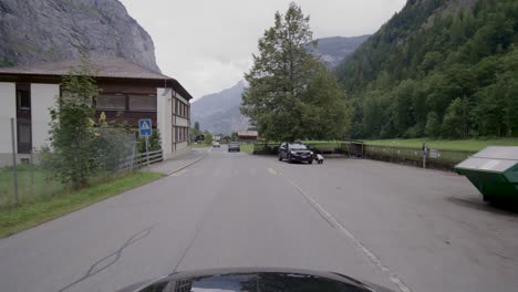 Fahren-Im-Lauterbrunnental,-Einem-Bekannten-Reiseziel-In-Der-Schweiz