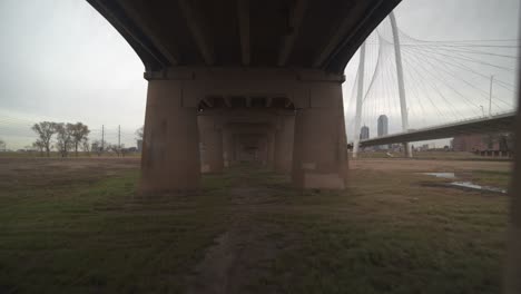 Unter-Brücke-Blick-Auf-Den-Gehweg-Der-Margaret-Hunt-Hill-Bridge-In-Dallas