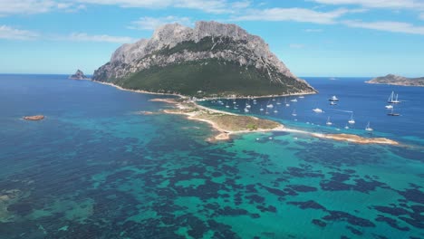 Insel-Tavolara,-Umgeben-Von-Booten-Und-Türkisblauem-Meer-Im-Sommer-In-Sardinien,-Italien---Antenne-4k