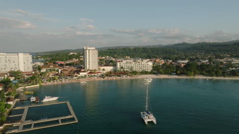 Blick-Auf-Den-Sonnenuntergang-Des-Luxusresorts-Mit-Blick-Auf-Ocho-Rios-Jamaika