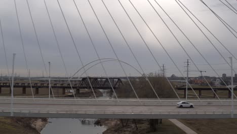 Autos-Fahren-über-Die-Margaret-Hunt-Hill-Bridge-In-Dallas