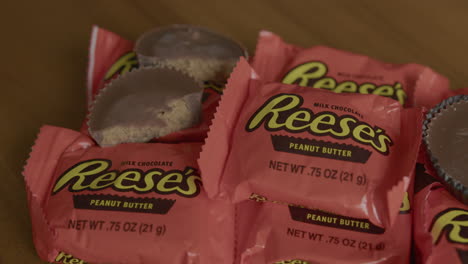 Close-Up-Pan-Right-of-Reese’s-Peanut-Butter-Cups
