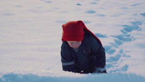 Entschlossener-Kleiner-Junge,-Der-Seinen-Schlitten-Den-Hügel-In-Der-Verschneiten-Landschaft-In-Norwegen-Während-Der-Weihnachtszeit-Hinaufzieht