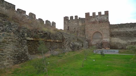 Los-Muros-De-La-Acrópolis-En-Tesalónica-Fueron-Fortificados-Desde-Su-Establecimiento-A-Fines-Del-Siglo-IV-A.-C.,-Pero-Los-Muros-Actuales-Datan-Del-Período-Bizantino-Temprano
