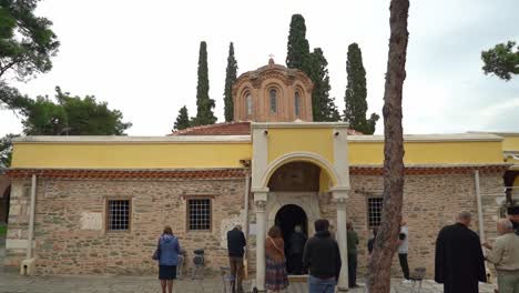 Griegos-Locales-Parados-Cerca-Del-Monasterio-De-Vlatadon-En-Tesalónica