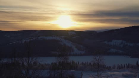 Schöner-Sonnenuntergang,-Der-Goldene-Stunde-In-Den-Atemberaubenden-Schneebedeckten-Norwegischen-Bergen-Schafft