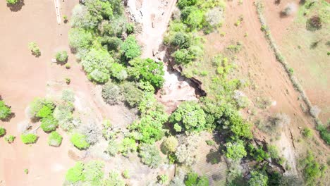 Cielo-De-La-Aldea-Al-Aire-Libre-Hermoso-Paisaje-De-La-Aldea-Del-Bosque-Del-Paisaje-Aéreo---Fotografía-Aérea-Del-Bosque-Rural-Kenia---Controlador-Inalámbrico-De-Drones-Quadcopter
