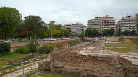 Vista-Panorámica-De-La-Antigua-Plaza-Del-ágora-En-Tesalónica