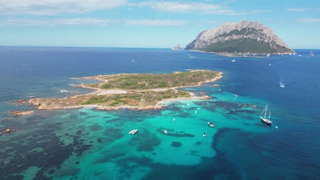 Isla-Tavolara-E-Isola-Piana-Rodeadas-De-Barcos-Y-Mar-Azul-Turquesa-En-Cerdeña,-Italia---Antena-4k-Dando-Vueltas