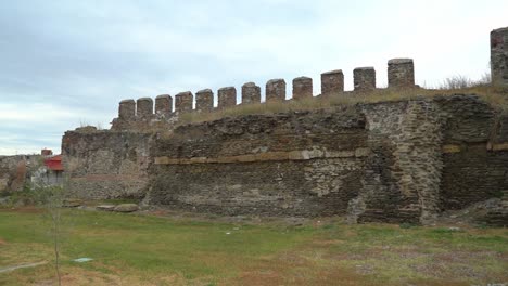 Akropolismauern-In-Thessaloniki-Sind-Die-4-Kilometer-Langen-Stadtmauern,-Die-Die-Stadt-Thessaloniki-Im-Mittelalter-Und-Bis-Ins-Späte-19.-Jahrhundert-Umgaben