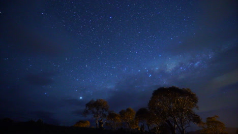 Australia-Hermosa-Impresionante-Vía-Láctea-Cruz-Del-Sur-Rastros-De-Estrellas-Nocturnas-1-Lapso-De-Tiempo-De-Taylor-Brant-Película