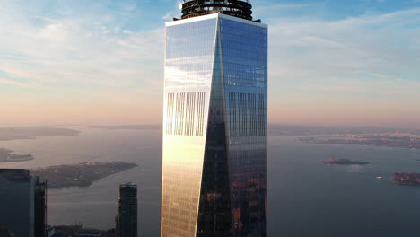 Dolly-zoom-of-the-One-World-Trade-Center,-in-sunny-New-York,-USA---Aerial-view