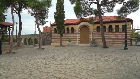 Arcos-Hechos-De-Piedras-En-El-Monasterio-De-Vlatadon-En-Tesalónica
