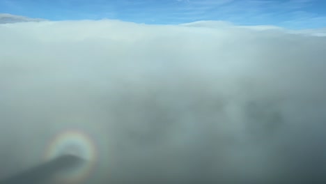 Erstaunlicher-Blick-Auf-Den-Halo-Eines-Jets,-Der-Tief-über-Den-Wolken-Auf-10000-M-überfliegt