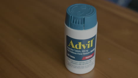 Close-Up-Pan-Right-of-an-Advil-Bottle