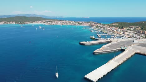 Golfo-Aranci-Hafen-Und-Docks-In-Sardinien,-Italien---4k-Antenne-Nach-Vorne