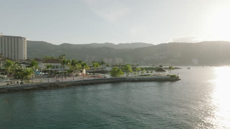 Golden-Hour-Vorbeiflug-An-Einem-Luxusresort-Vor-Der-Küste-Von-Ocho-Rios,-Jamaika