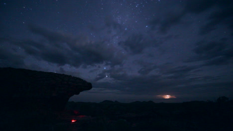Vía-Láctea-Galaxia-Hoguera-Noche-Timelapse-4k-Interior-Australia-Occidental-Australiano-Atardecer-Kimberlies-Campamento-Salvaje-Por-Taylor-Brant-Película