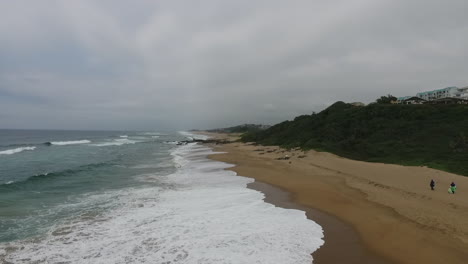 Drohne-Entlang-Der-Küste-Von-Südafrika-Mit-Wellen-Und-Dem-Indischen-Ozean