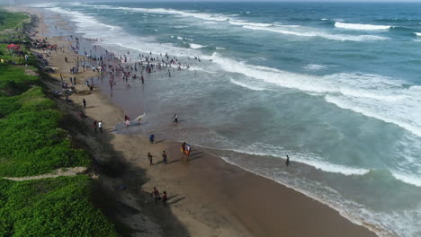 Drohne-Entlang-Der-Küste-Von-Durban-Zu-Strandgängern-In-Den-Wellen
