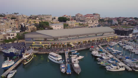 Tiendas-Y-Restaurantes-En-El-Antiguo-Puerto-De-Jaffa-Con-Turistas-En-La-Noche-De-Las-Celebraciones-De-Fin-De-Año