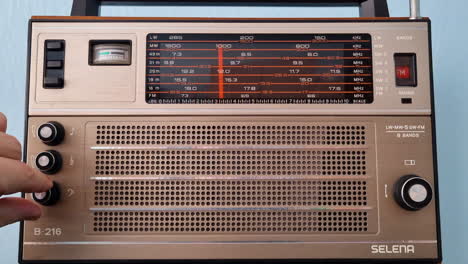 Einstellen-Der-Lautstärke-Und-Des-Klangs-Von-Retro-Transistor-Selena-B-216,-Radio-Minsk,-Nahaufnahme