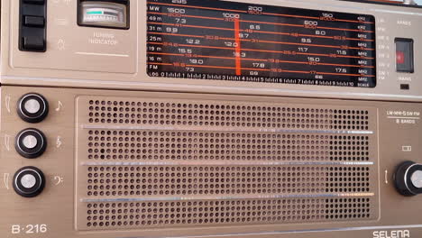 Retro-transistor-Selena-B-216,-Minsk-radio,-zoom-out,-close-up