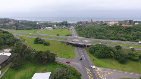 Drone-Disparó-Un-Cruce-En-Una-Carretera-Nacional-En-Sudáfrica-Con-Tráfico