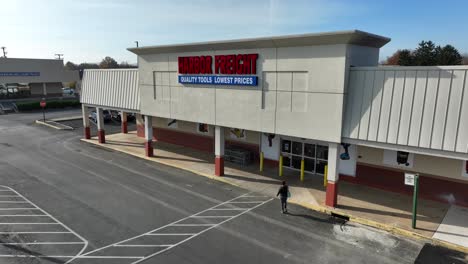 Customer-enters-Harbor-Freight-store-in-USA