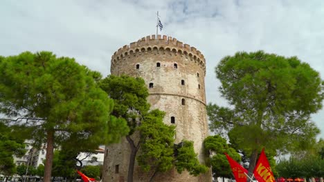 A-La-Torre-Blanca-De-La-Pared-Exterior-De-Tesalónica-Se-Llega-Por-Una-Rampa-En-Espiral