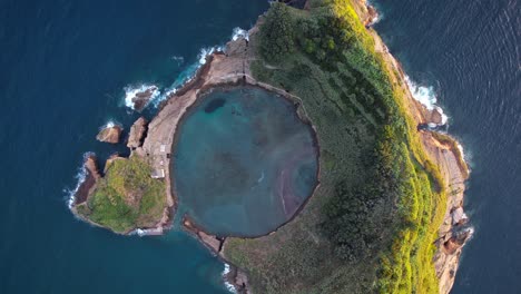 Krater-Eines-Versunkenen-Vulkans---Malerische-Insel-Vila-Franca,-Von-Oben-Nach-Unten-Ragender-Luftaufstieg