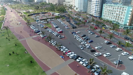 Drohne-Schoss-über-Einen-Parkplatz-Am-Strand-Von-Durban-In-Südafrika