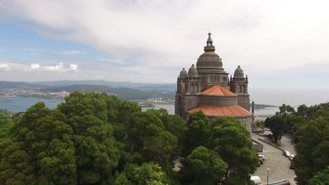 Stadtbild-Von-Viana-Do-Castelo-Mit-Der-Basilika-Santa-Luzia-Auf-Einem-Hügel,-Drohnenaufnahme-Aus-Der-Luft