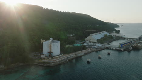 Blick-Auf-Den-Sonnenuntergang-Von-Reynolds-Bauxit-Pier-In-Ocho-Rios,-Jamaika