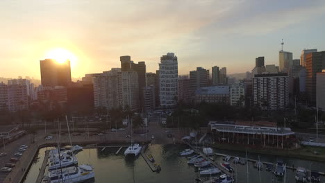 Am-Frühen-Morgen-Sonnenaufgang-Aufnahme-Der-Drohne-Im-Stadtzentrum-Von-Durban,-Die-Den-Hafen-Und-Den-Yachtclub-Marina-Enthüllt