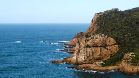 West-Head-with-imposing-rocky-headland-at-Knysna-Lagoon-river-mouth,-The-Heads