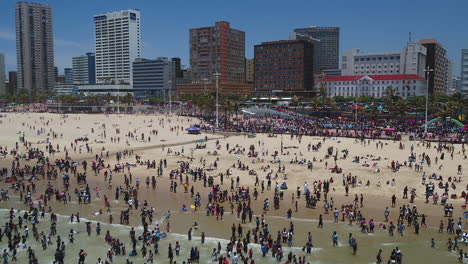 Drohnenaufnahme-Von-Großen-Menschenmengen-Im-Ozean-In-Durban,-Südafrika