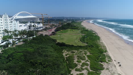 Drohne-Der-Küste-Von-Durban-Mit-Suncoast-Casino-Und-Moses-Mabidha-Stadion-Im-Hintergrund