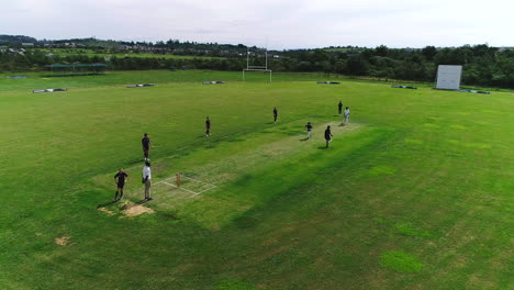 Breite-Drohnenaufnahme-Von-Schuljungen,-Die-In-Durban,-Südafrika,-Cricket-Spielen