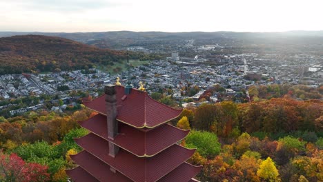 Die-Pagode-überblickt-Im-Herbst-Pennsylvania
