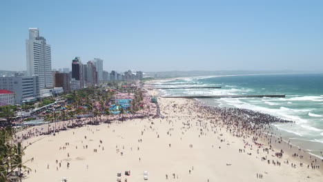 Amplia-Panorámica-De-Drones-De-Las-Grandes-Multitudes-En-La-Playa-De-Durban-En-Sudáfrica