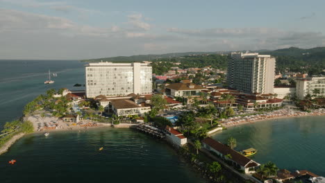 Resort-De-Lujo-Durante-La-Puesta-De-Sol-En-Jamaica