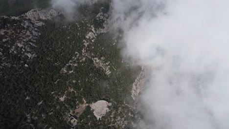 Stunning-aerial-shot-in-the-cloudy-and-green-mountains-of-Thermessos,-Antalya,-Turkiye
