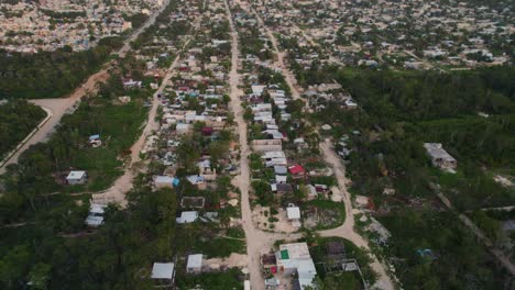 Overhead-Luftaufnahme-Eines-Armenviertels-In-Mexiko-Direkt-Neben-Einem-Ferienort
