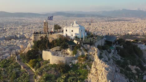 Antena---Volando-Alrededor-De-La-Cima-Del-Monte-Lycabettus-En-Atenas,-Grecia