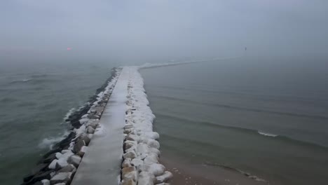 Schnee-Schmilzt-Von-Der-Oberfläche-Des-Michigansees-Und-Steigt-In-Nebel-Auf