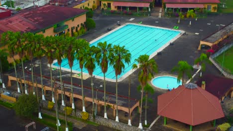 Schöne-Luftaufnahme-Mit-Drohne-Des-Schwimmbades-In-Der-Stadt-Cordoba,-Veracruz,-Mexiko