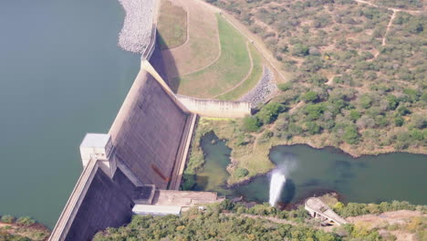 Hohe-Drohnenaufnahme-Eines-Staudamms-Und-Einer-Staumauer-In-Südafrika