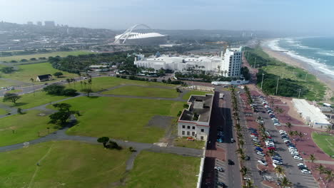 Drohne-Schwenkt-Auf-Das-Moses-Mabhida-Stadion-Und-Das-Suncoast-Casino-In-Durban,-Südafrika