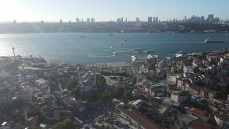 Häuser-Mit-Meerblick-Und-Reisende-Schiffe-In-Istanbul